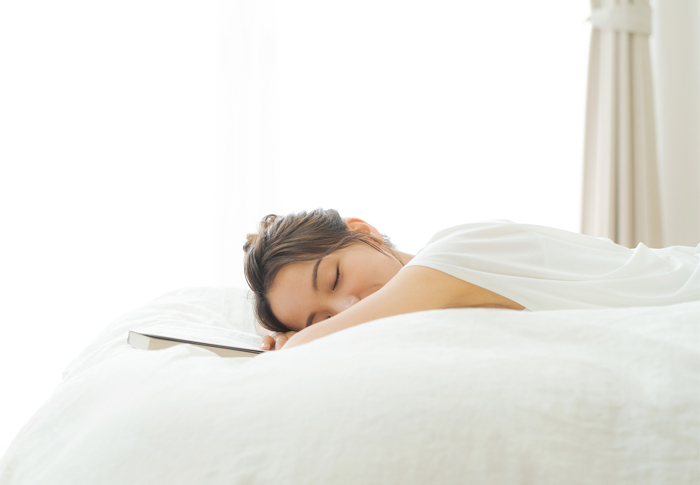 熟睡する女性、睡眠改善